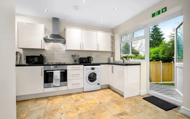 Harborne House 4 Bedroom Contractor Qe Hospital
