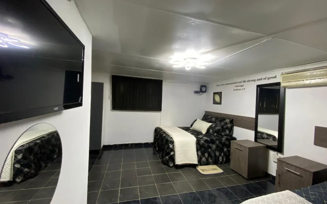 Cozy  Cabin Guest Lodge