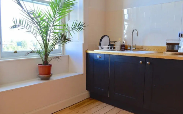 2 Bedroom Flat With Views of Holyrood