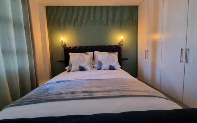 Accommodation Front - Prestigious 2 Sleeper Apartment with Harbour Views