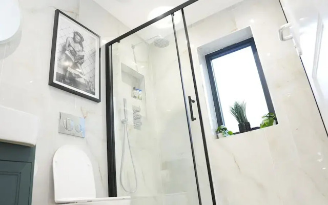 Charming London House - Sleeps 4 & Outdoor Space