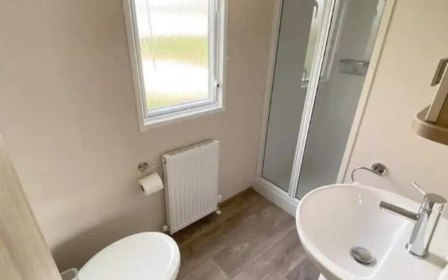 Impeccable 3-bed Cabin in Tattershall, UK