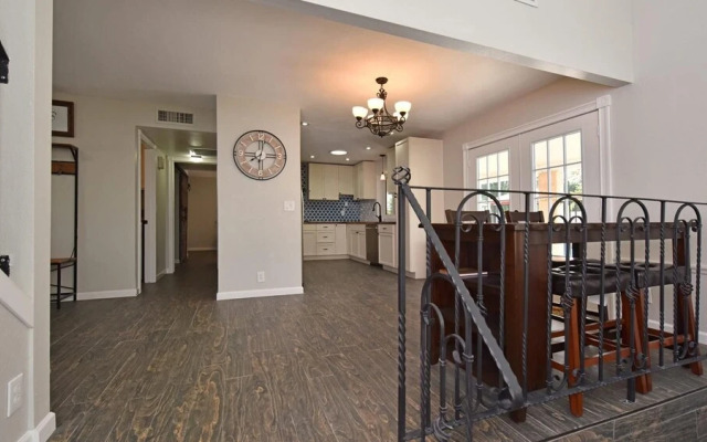 Spacious Updated 2 Masters POOL