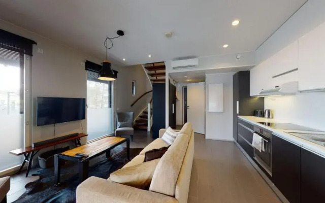 Sandy Kelt, Irish House Apartments