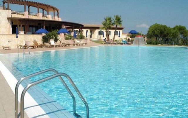 Apartment in Cannegione with communal terrace