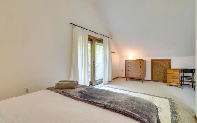 Traditional Blakeslee Chalet: Deck & Lake Access!