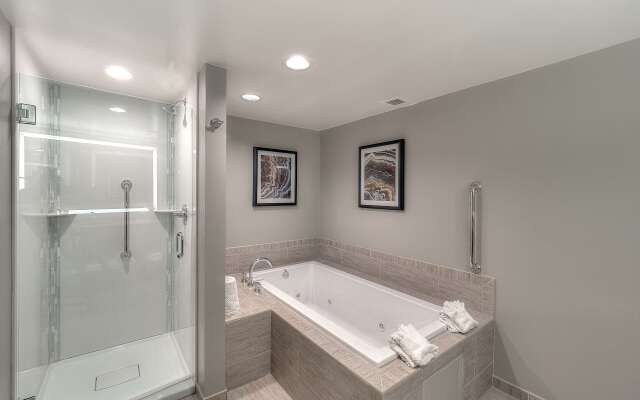 DoubleTree by Hilton Hotel Bloomington