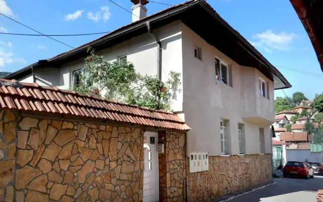 Modern&Cozy Bosnian house with GARDEN+FREE parking