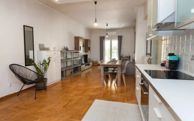 Modern 2 Bd Kipseli Hideaway Patio Apt