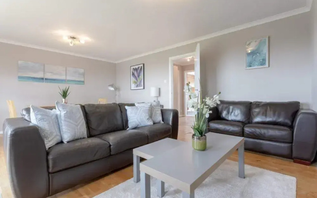 Bright, Modern One-bed With Stunning View of Thames