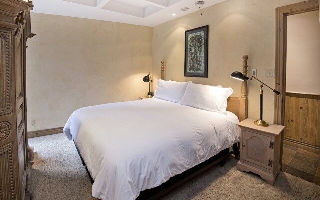 Village Center Condo 1F