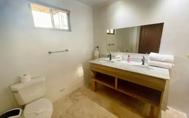 Villa Arenas: Private Pool & Easy Beach Access in Jaco by RedAwning