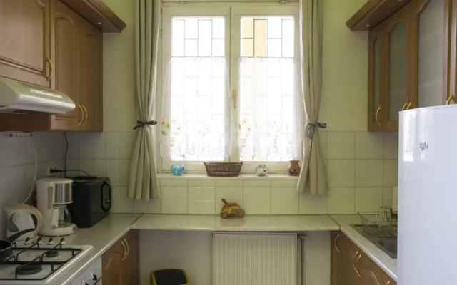Vibrant 3 Bedroom Apartment In The Pulsing Heart Of Budapest