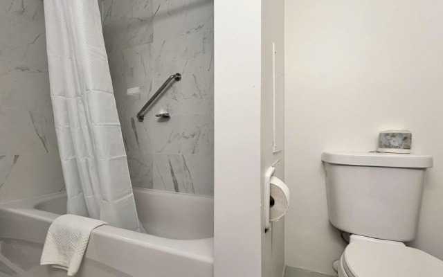 Econo Lodge Motel Village