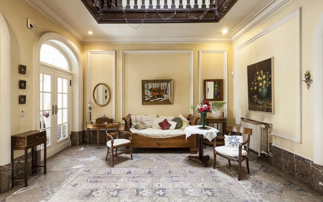 Large Twin Room Street View Shared Bathroom