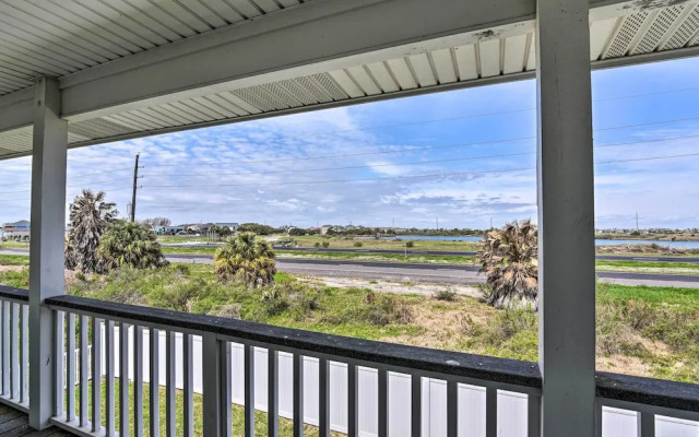 Walk to Galveston Beach: Pet-friendly Home