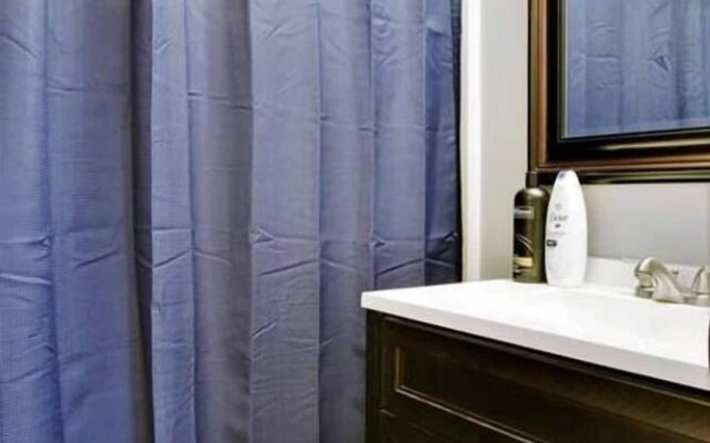 Creative & Cool 2br/2ba West Apt Home