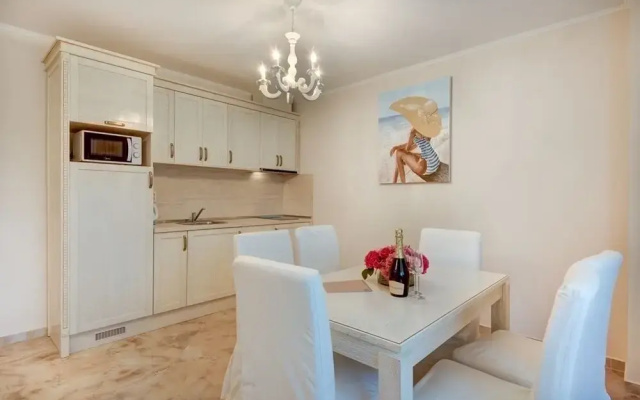 Venera & Anastasia Palace Apartments