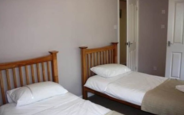 Romantic Apartment in Wisemans Bridge With Terrace