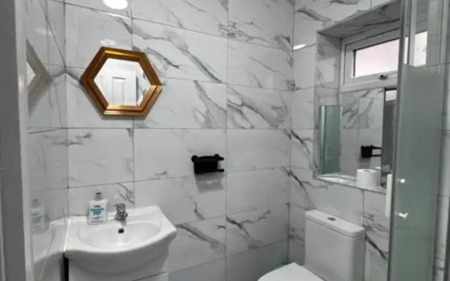 OYO Unique Guestroom - Farnworth, Easy Access to Bolton