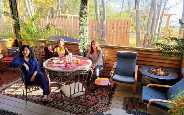 Kokomo Inn - Tropical Riverfront B&B