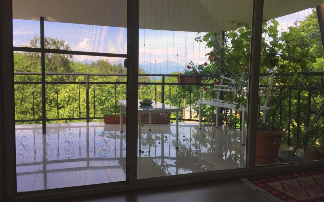 Nino's Veranda Apartment