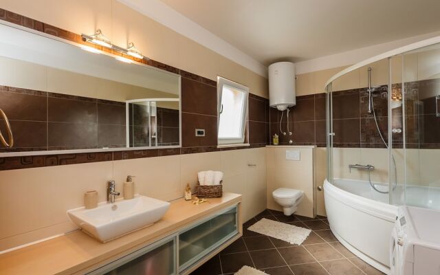 Luxury Secluded Villa w. Pool, Jacuzzi and Garden