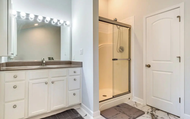 Tree-lined Indianapolis Home ~ 10 Mi to Downtown!