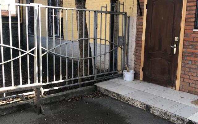 Апартаменты на переулке Яновского 2