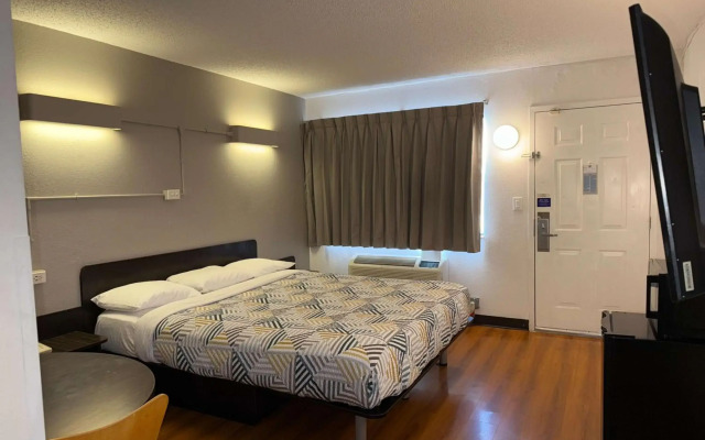 Motel 6 Joliet, IL - I-80