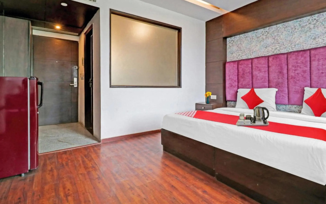 OYO 90654 Hotel Grand Luxury