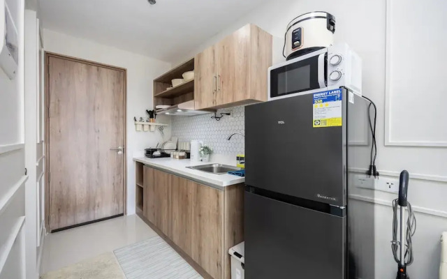 Chic Studio With Balcony & City View Near Airport