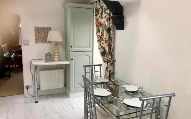 Charming 2-bed Apartment in Waterloo, Liverpool