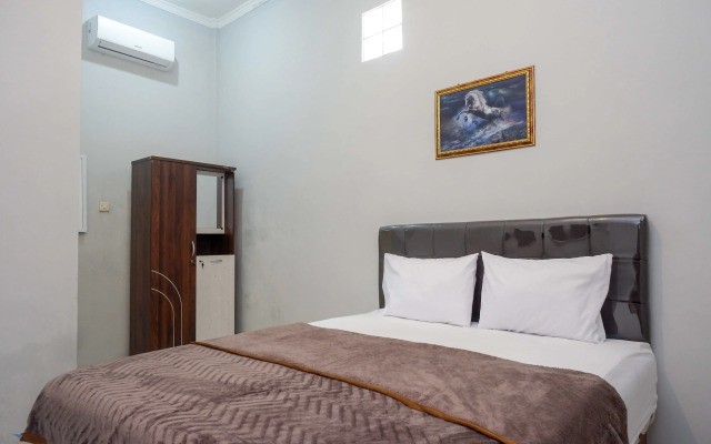 RedDoorz near Patung Kuda Solo Baru