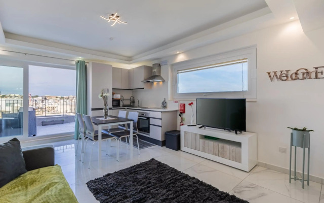 STYLISH 2-Bedroom Penthouses - Terrace with Views