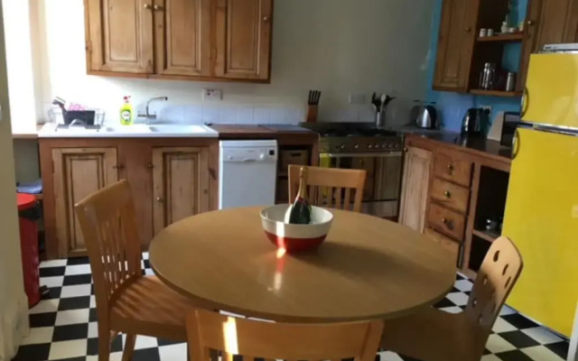 Spacious 4 Bedrooms Apartment in City Centre