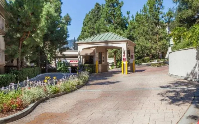 Oakwood at Toluca Hills Apartments by Avalon