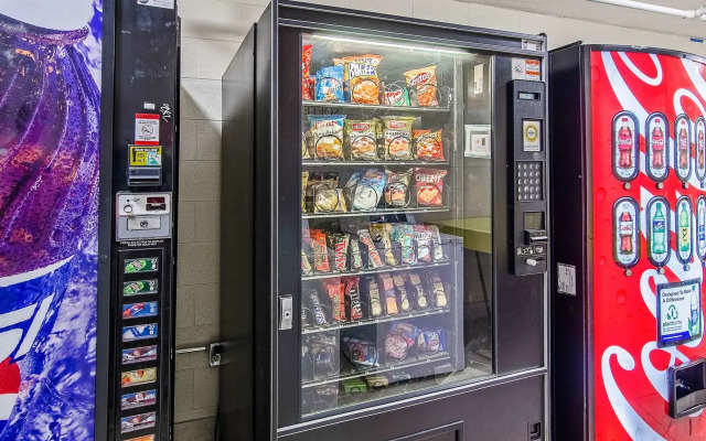 Econo Lodge Inn & Suites