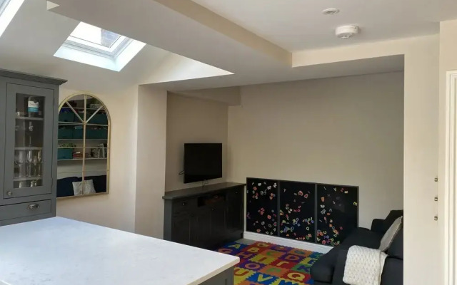 Family 4-bed House & Secluded Garden - Wimbledon