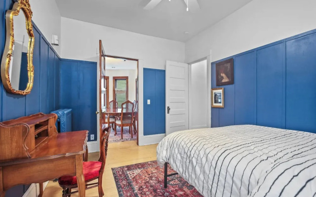 Uptown Minneapolis Home: Walk To Lakes!