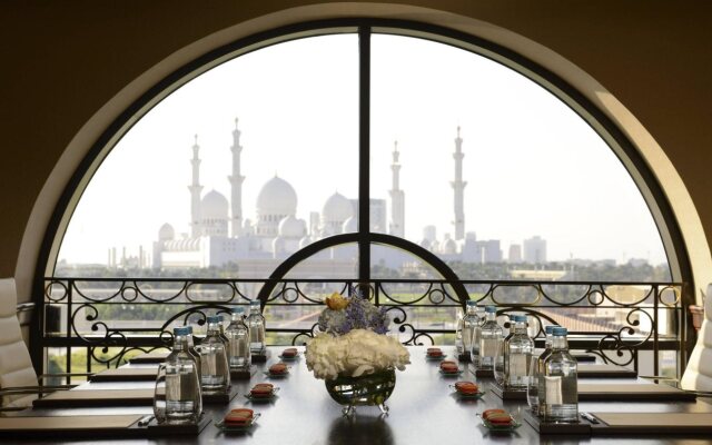 The Ritz-Carlton Abu Dhabi, Grand Canal