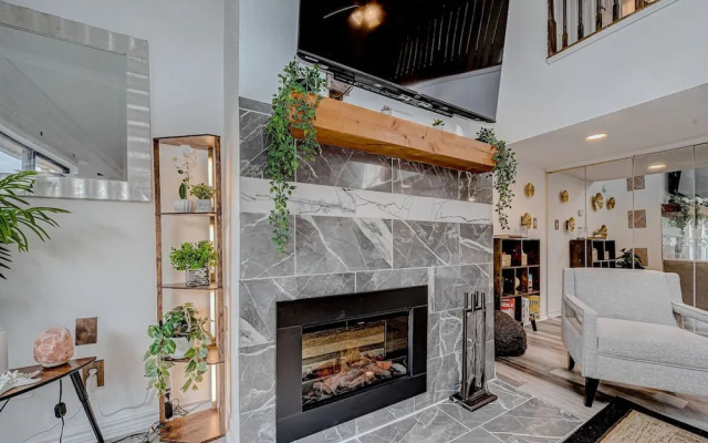 Upscale 1BR Condo in Med Center