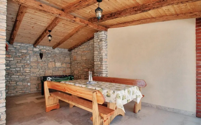 Beautiful Home in Divsici With Wifi and 2 Bedrooms