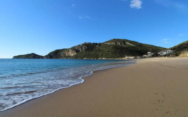 Armikes Beachfront Suites Afionas