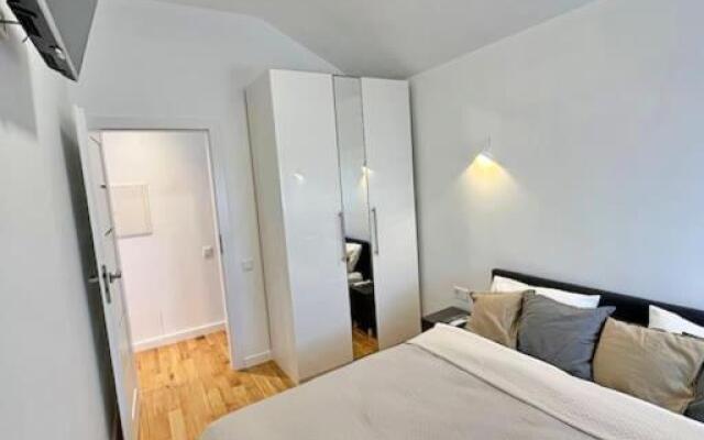 White 1 BD Old Town Apartment by Hostlovers