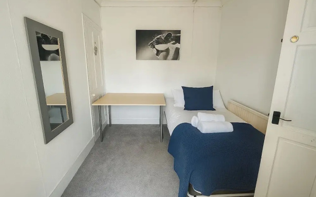 Spacious 5 Bedroom House in Swansea