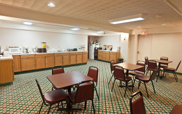 Ramada by Wyndham Panama City Beach / Beachfront