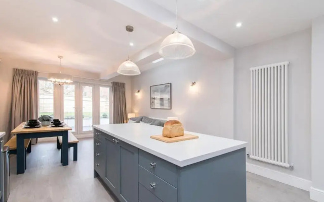 Enfield House - Charming, Modern and Light 4bed