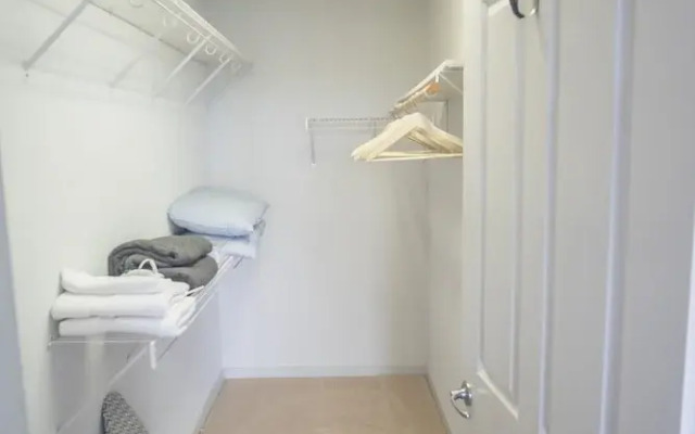Spacious Townhome w Parking by Frontdesk