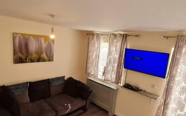 Spacious 3-bed House - Sleeps 8, Garden & Parking